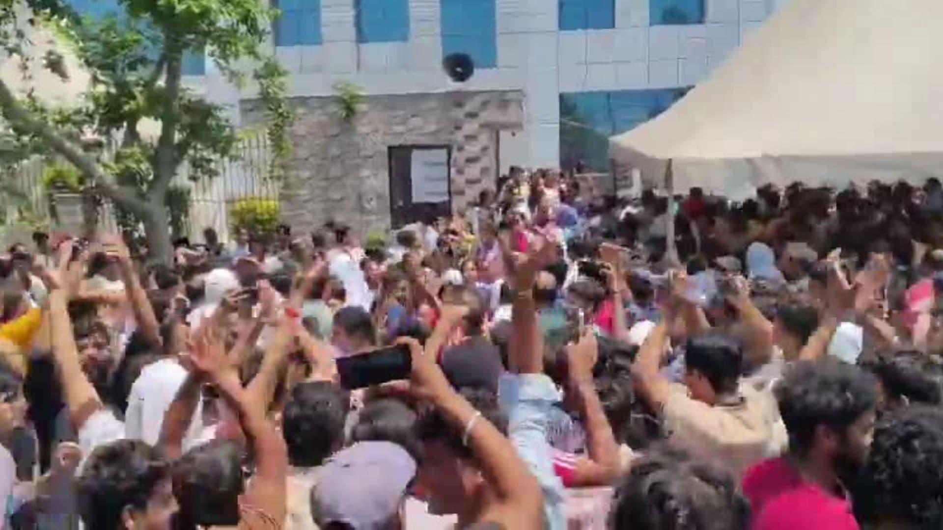 NTA Server Glitch Disrupts CUET UG 2026 at Noida Centre, Students Wait for Hours